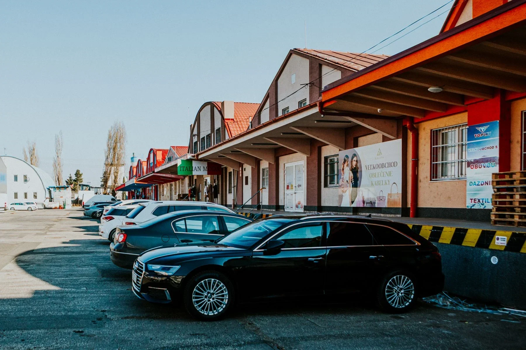 Varios autos estacionados frente a un local